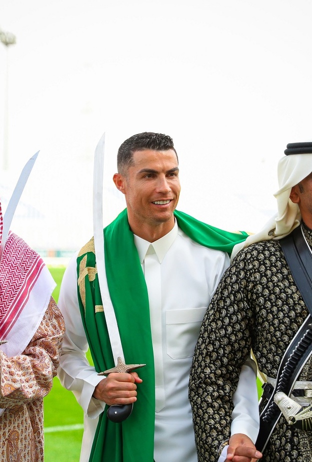فيديوهات وصور كشفت عن تأثر كريستيانو رونالدو بالثقافة العربية بعد انتقاله للدوري السعودي بينها رقصة العرضة