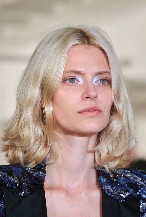 تمرير الظلال البيضاء على الجهة الداخلية للعينين من دار Prabal Gurung