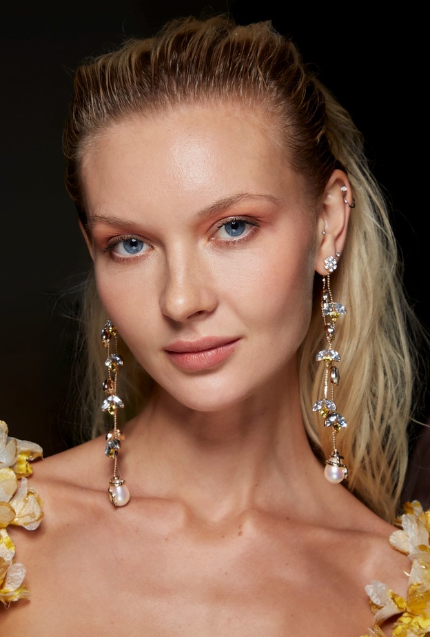 رسمات الظلال المات والمشمشي من دار Badgley Mischka