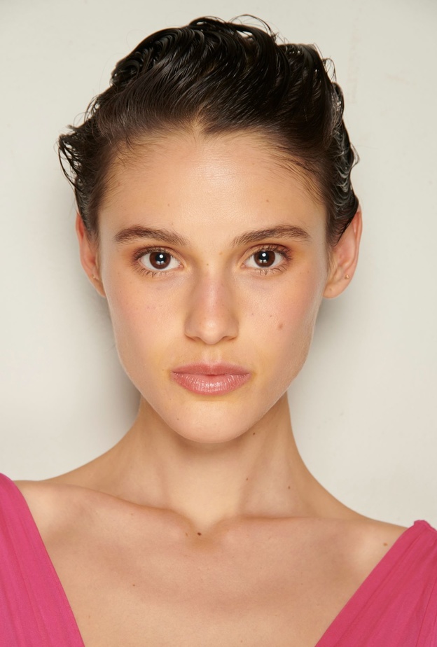 عطور نسائية بنفحات العود لإطلالات يوم المرأة الإماراتية