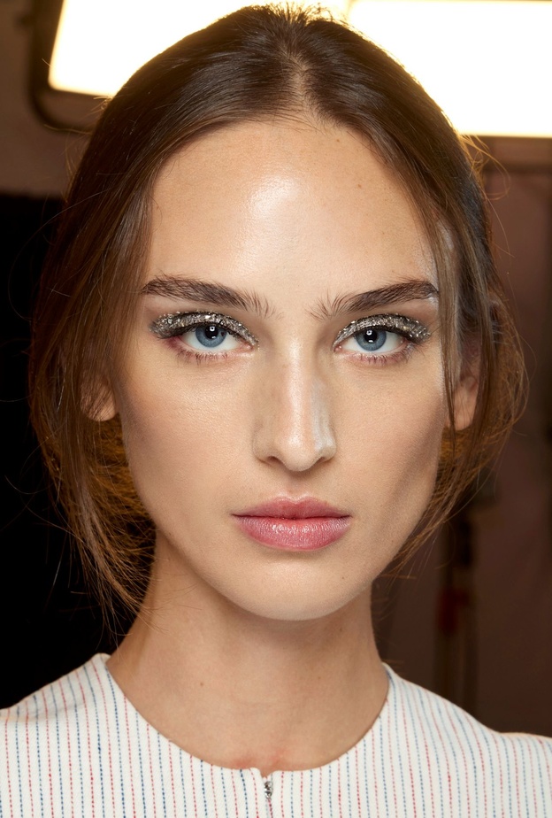 المكياج المعدني صيحة تناسب العيون المبطنة... إليك 5 طرق لتطبيقها في السهرات