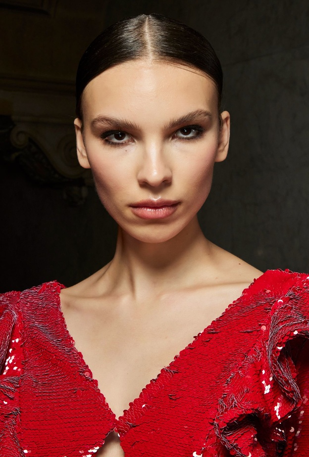 ألوان أحمر شفاه بتدرجات فاتحة تناسب البشرة الحنطية.. طبّقيها بتدرجات ملفتة