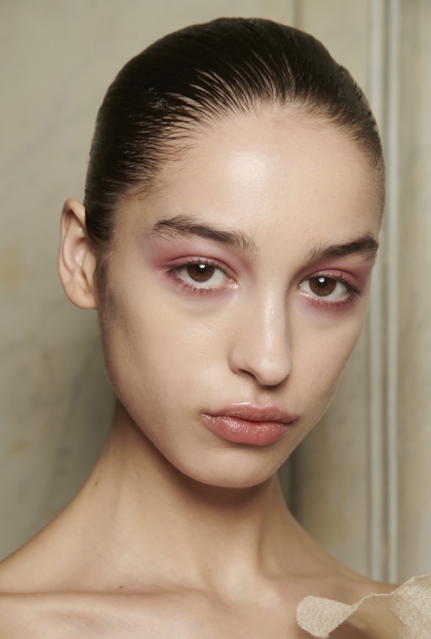 تجديد روتين العناية ببشرتك التي تعكس الثقة خلال سفراتك في الصيف