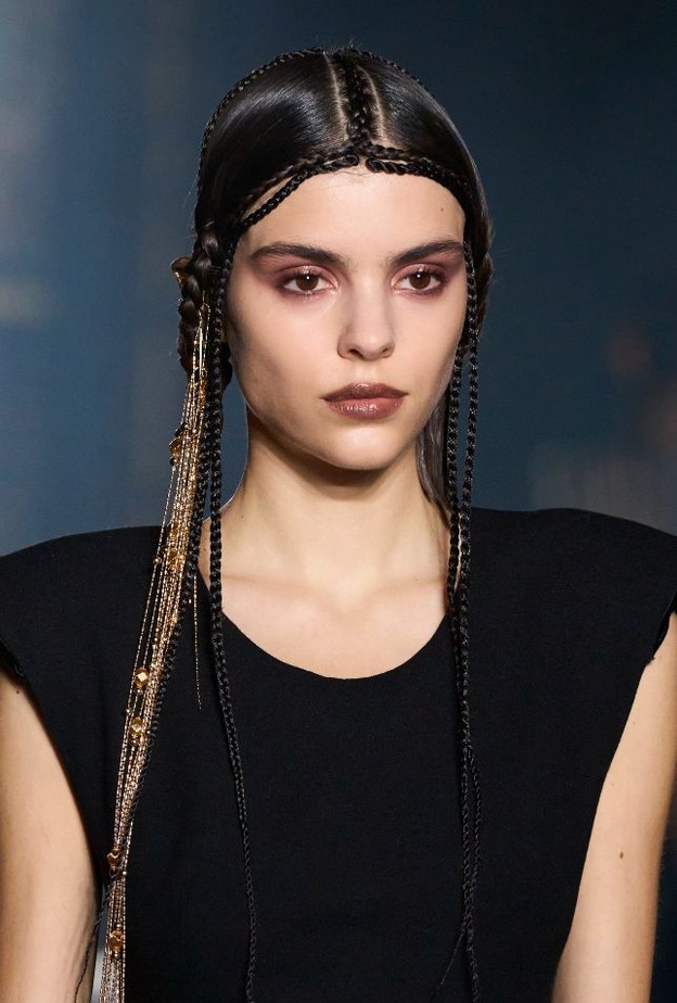 أجمل تسريحات شعر طويلة مع الضفائر بأسلوب شبابي