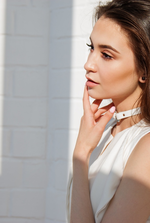 جربي جل تقشير الوجه لإزالة الشعر الزائد عن الوجه 