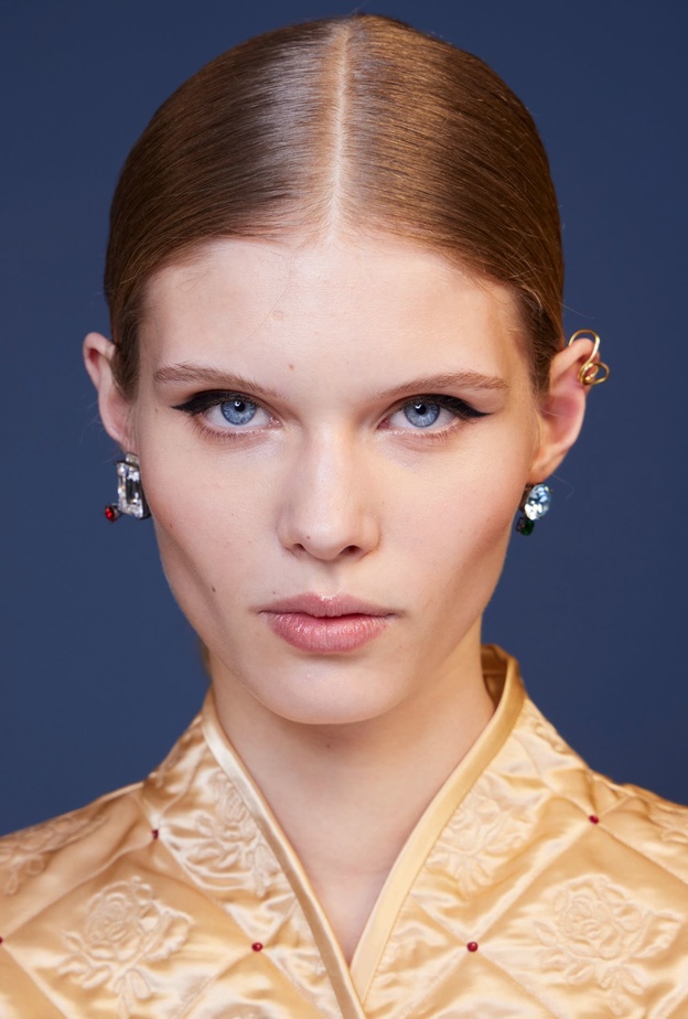 1 رئيسية رسمات الآيلاينر الأسود العريض بخطوط مستقيمة من دار Tory Burch