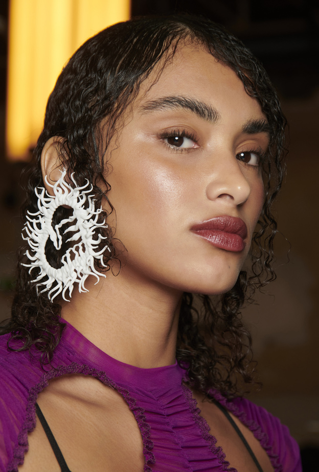 أجمل الطرق لتطبيق رسمات الحواجب الدائرية لصاحبات الوجه الطويل