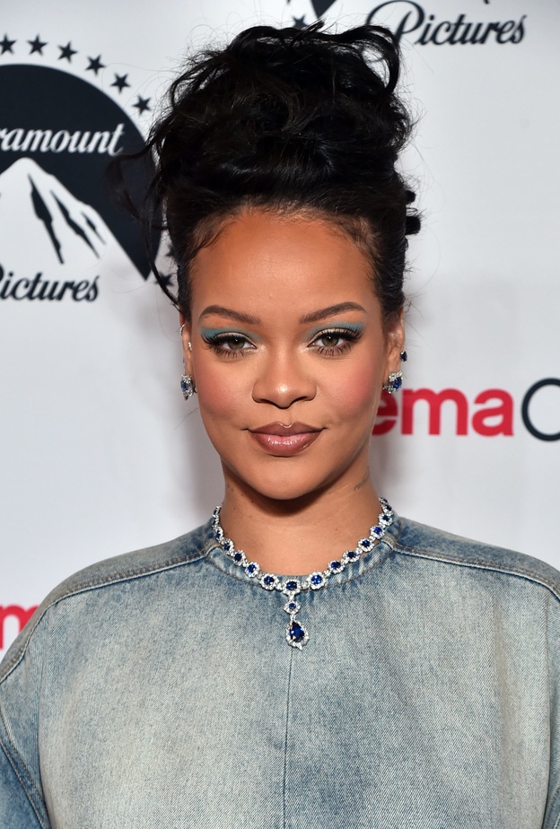 رسمات المكياج الازرق الفاتح بأسلوب ريهانا