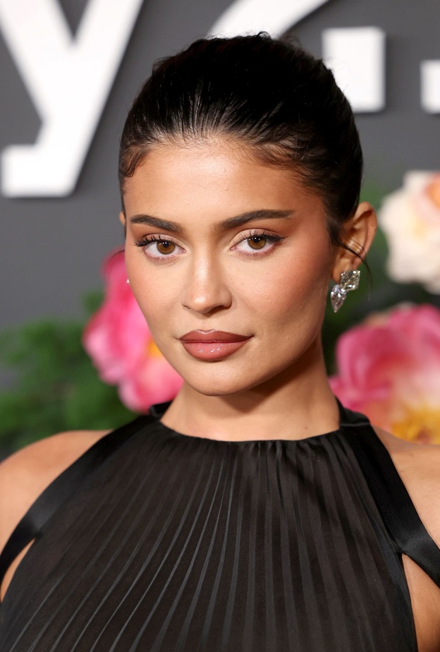 إطلالات كايلي جينر ملهمة للمرأة بمكياجها المشرق.. إليك خطواتها بمناسبة عيد ميلادها