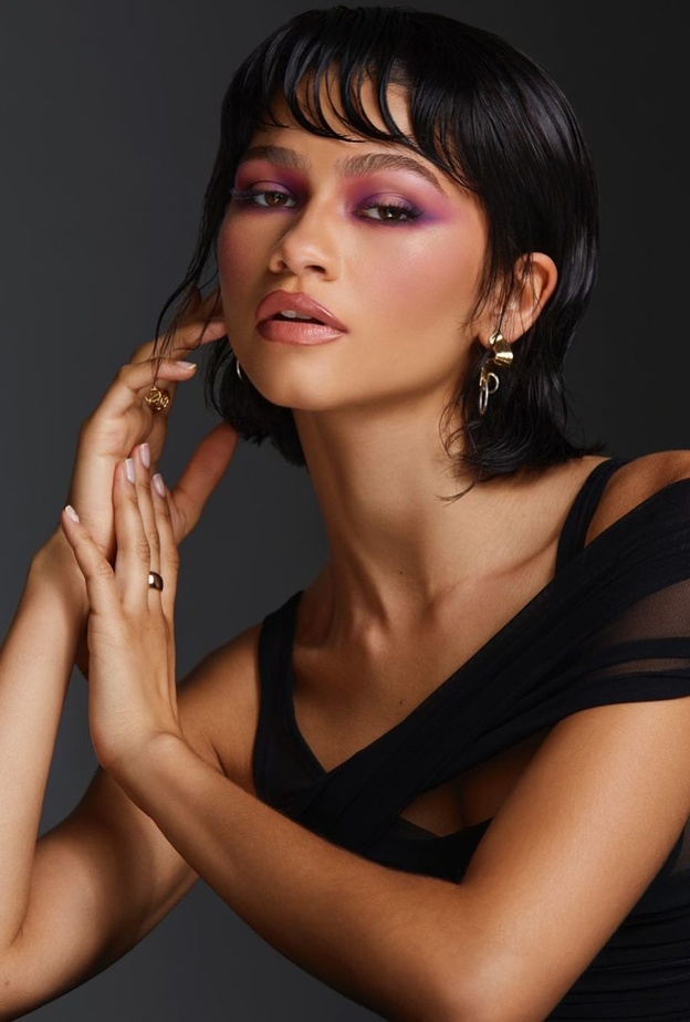 أسرار جمالية ورسمات مكياج وردي استوحيها من إطلالات النجمات العالميات في الصيف