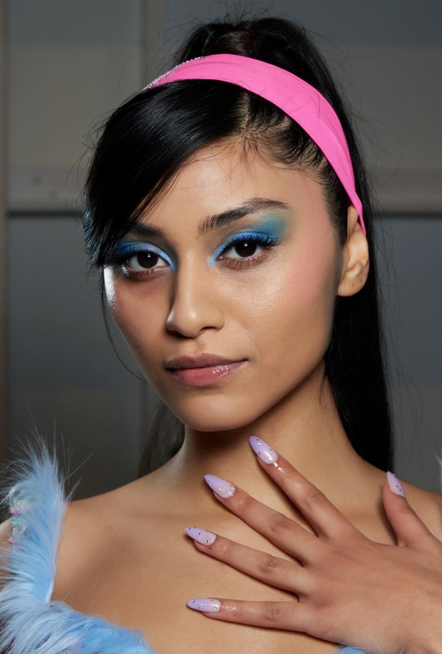 ظلال عيون قوية وجريئة للصيف من وحي عارضة دار Kim Shui 