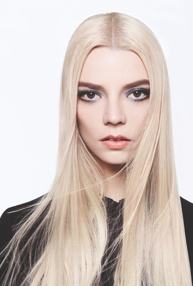 مكياج أزرق للسفر بأسلوب عارضة ديور