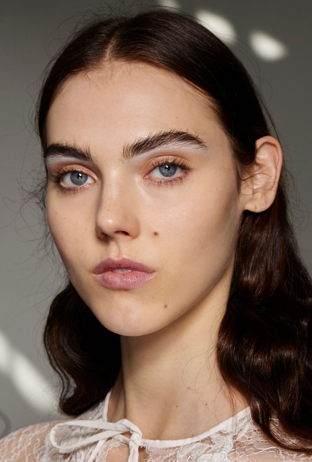 مكياج الظلال البيضاء