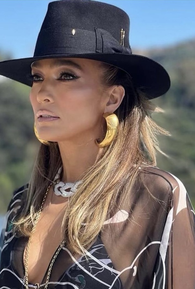 أساليب مختلفة لرسم العين بالآيلاينر في رحلات السفر من وحي النجمات العالميات