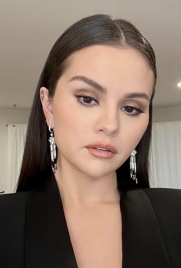 مكياج سيلينا غوميز المشرق - الصورة من حساب مايكاب باي ميليسا على انستغرام