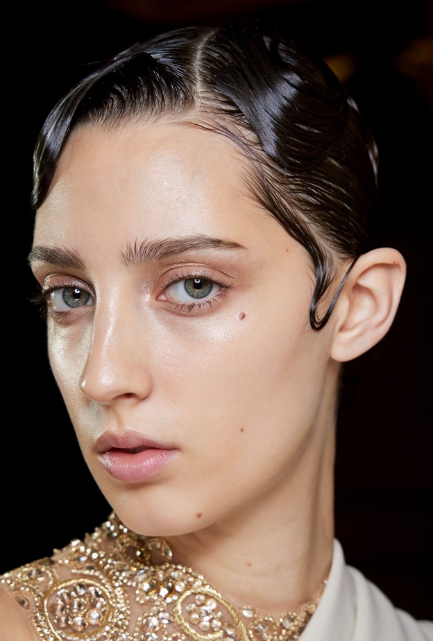 Elie Saab مستحضرات مجربة لعلاج الوجه بعد رحلات السفر - الصورة من عرض 