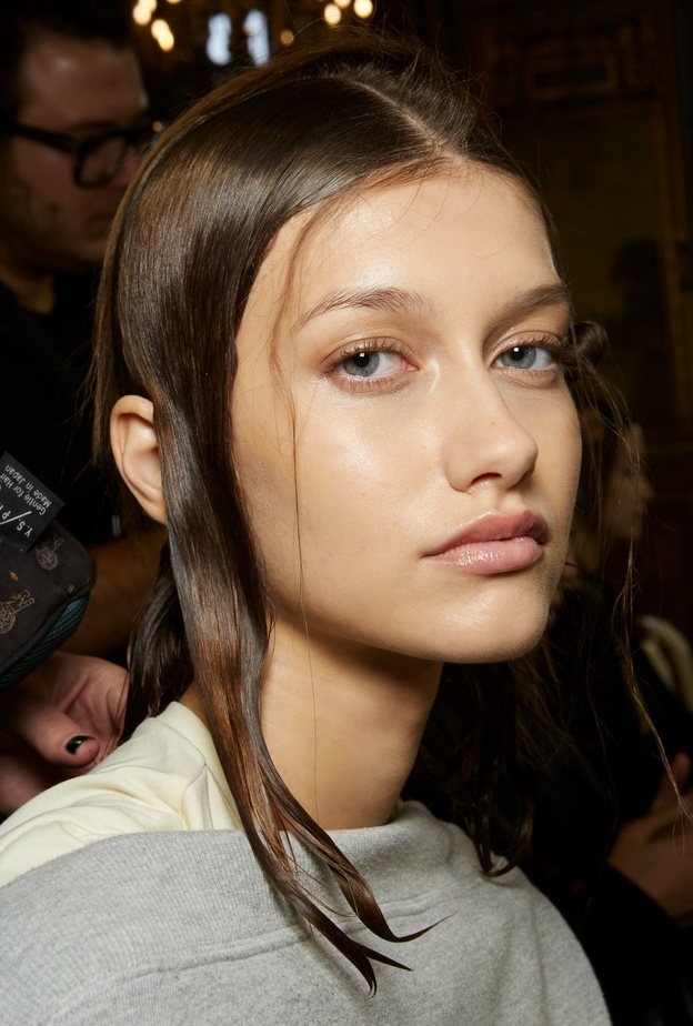 أهمية استخدام رذاذ ترطيب الوجه في رحلات السفر وأجدد المستحضرات المناسبة