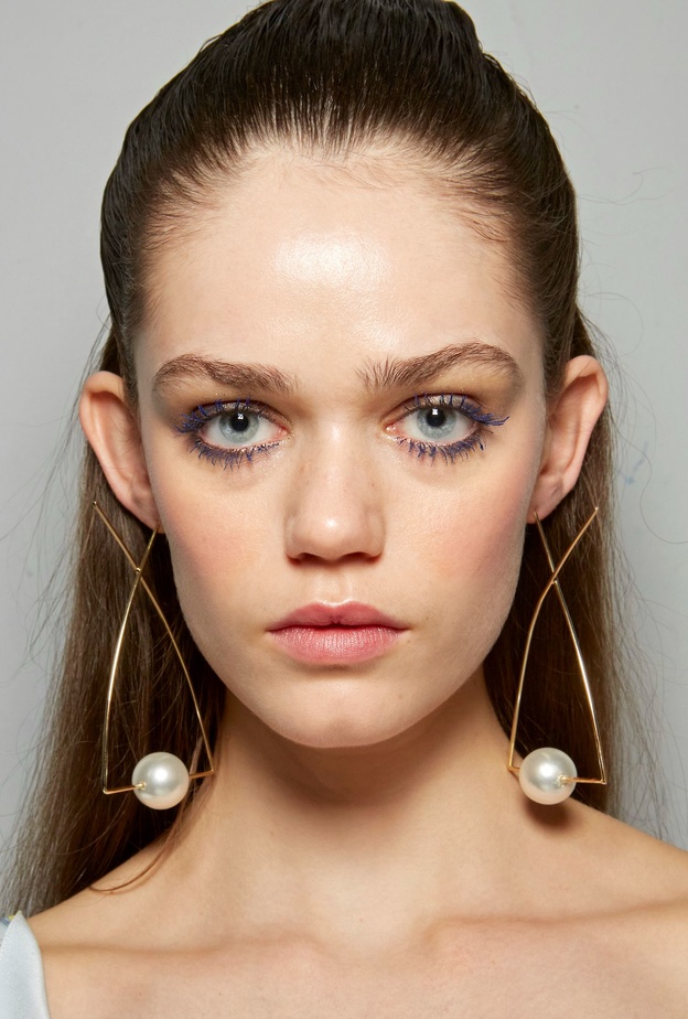 إليك بلسم شفاه ومجموعة ظلال عيون مصغرة من أساسيات مستحضرات التجميل للصبايا في رحلات السفر