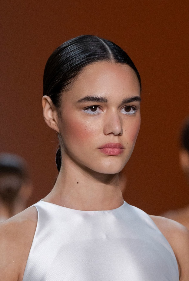 أحمر الخدود الغلوسي صيحة أساسية في مكياجصيف 2023 وهذه أسرار تطبيقه