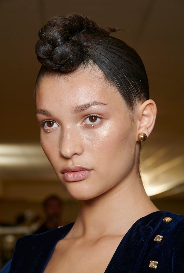 كيفية الحصول على بشرة صحية ومشرقة في يوم المرأة الإماراتية