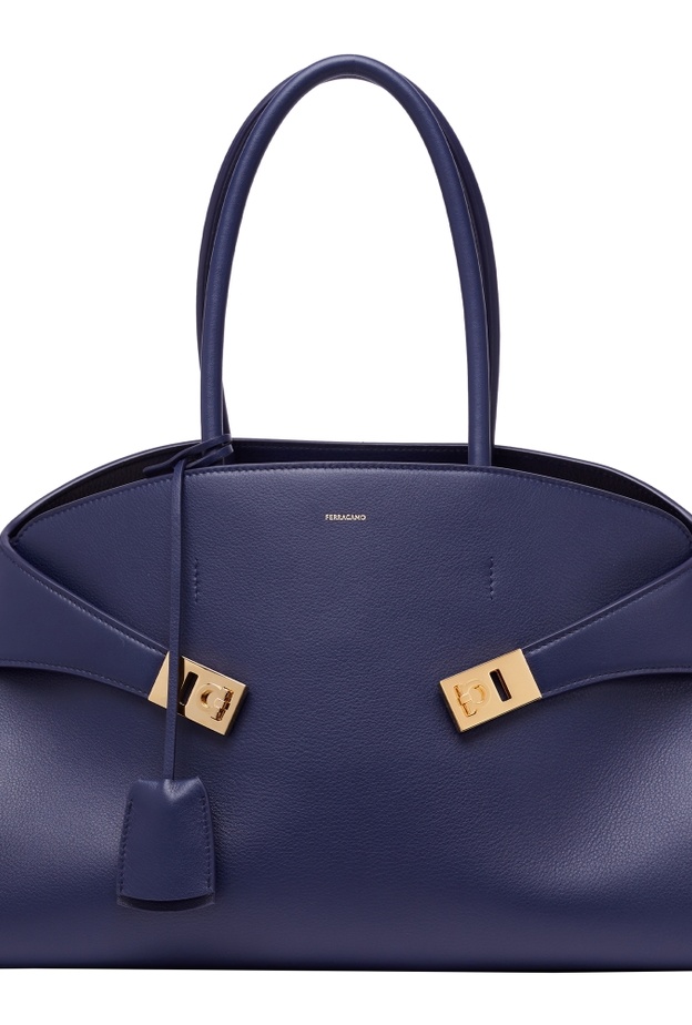 من Ferragamo .. حقيبة The Hug موسم خريف وشتاء 2023