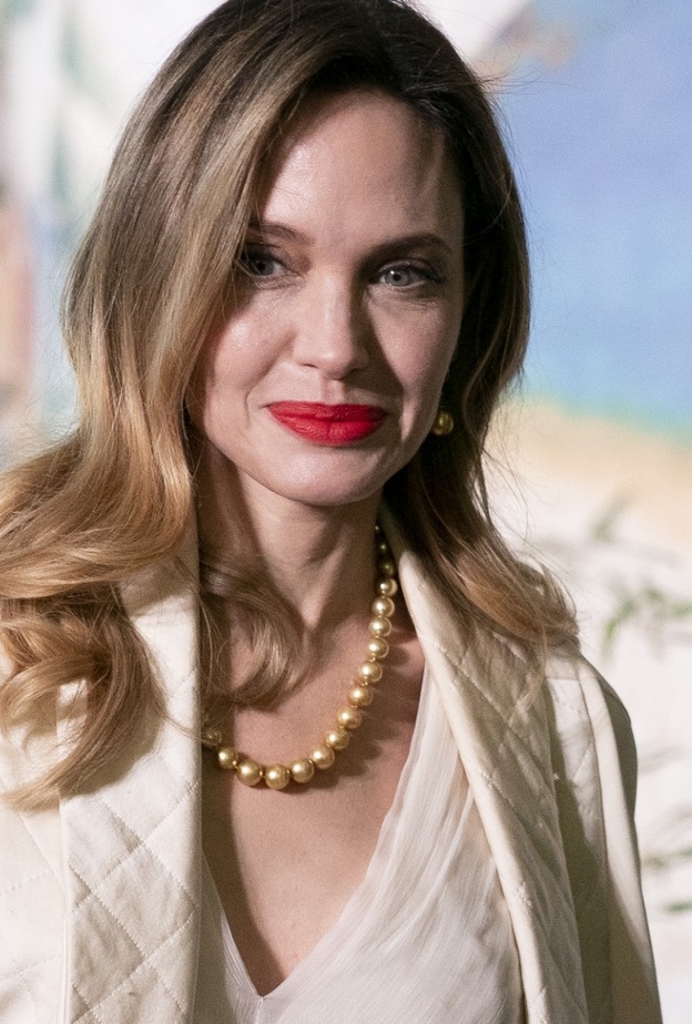 احصلي على شفاه متوهجة وممتلئة على طريقة انجلينا جولي بهذه الخطوات