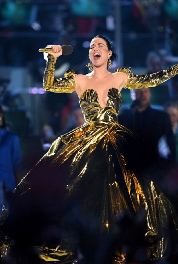 الفساتين ذات القماش المجعد تبرز جمال وأناقة عاشقات الموضة في الفعاليات المختلفة..صيحات مبتكرة وألوان صاخبة