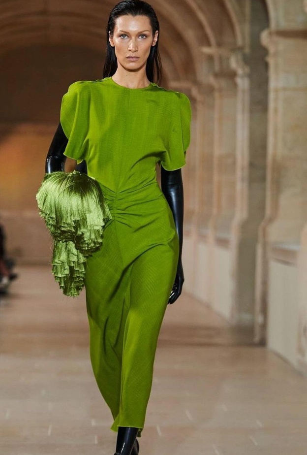 [يلا حديد بفستان أخضر لافت من Victoria beckham لربيع وصيف 2023