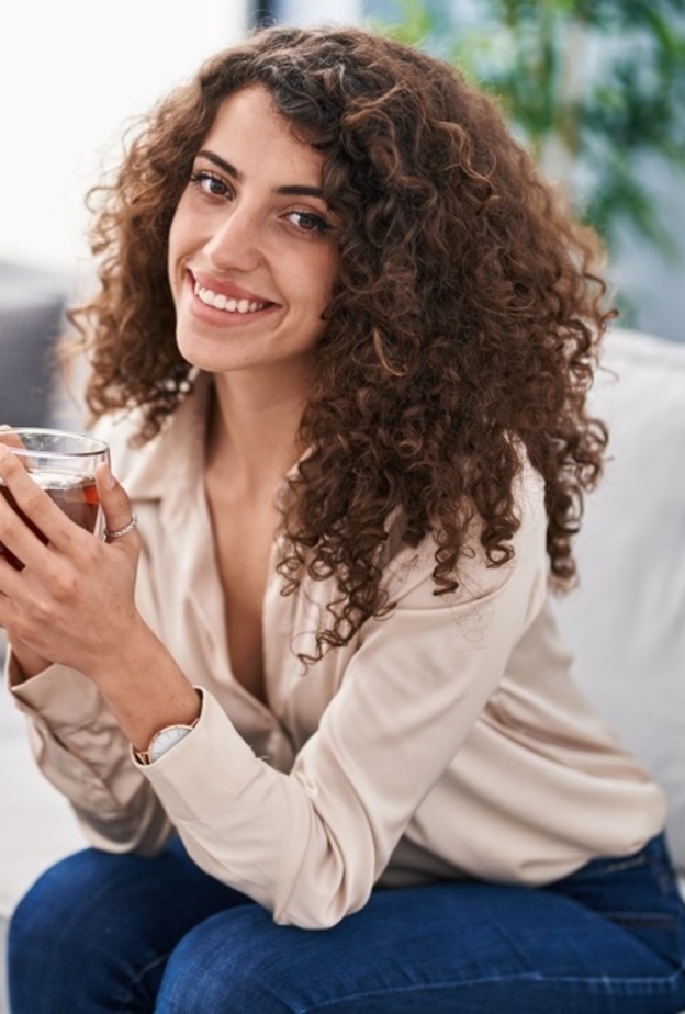 تعزيز صحة وجمال المرأة أحد فوائد القرفة الرائعة كما أن تناولها لا يرتبط بموسم معين