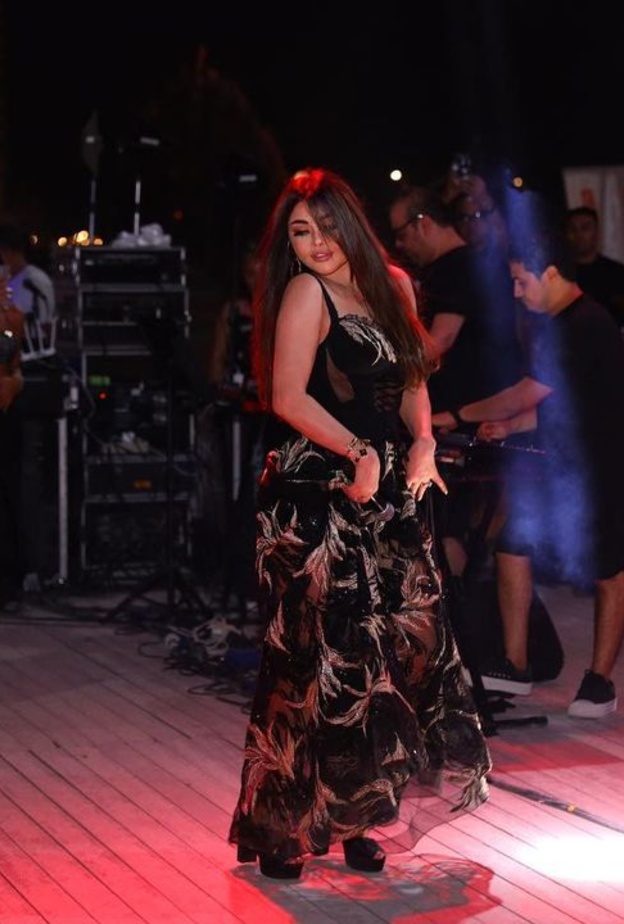 هيفاء وهبي بإطلالة بتوقيع لبناني تجمع بين الفستان والشورت القصير خلال حفلها في العلمين