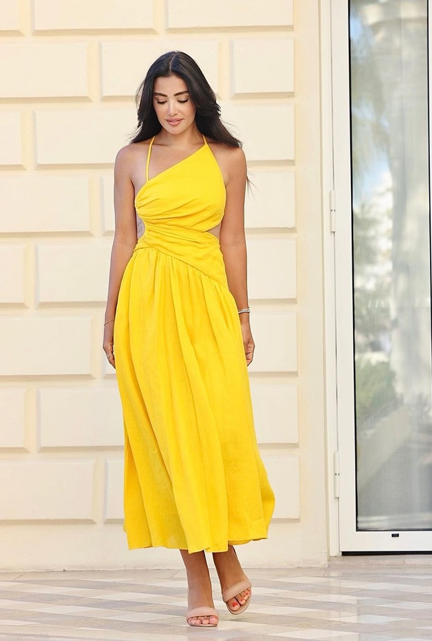 أحدثها بفستان أصفر.. جيسيكا عازار تُبرز رشاقتها بأزياء لافتة بعد أشهر من ولادة طفلها 