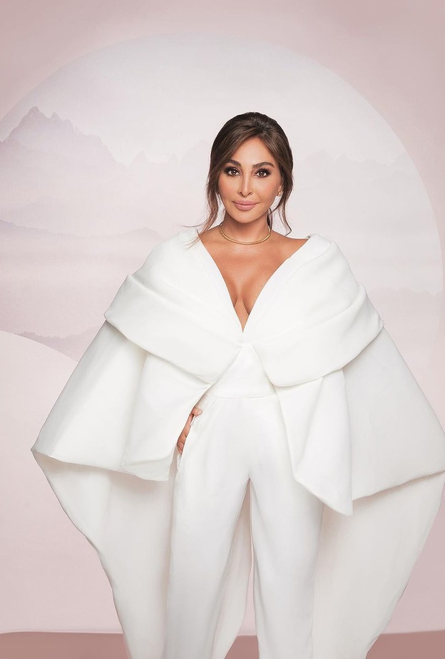 أحدثها على بوستر أغنيتها "العقد".. إطلالات إليسا بالأبيض تعكس أسلوبها الراقي في الموضة