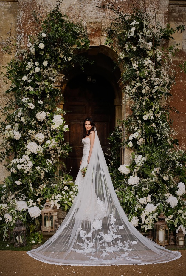  احرصي على اختيار إطلالة الزفاف الملائمة لحفل زفافك الخريفي وخاصة حفلات الزفاف في الهواء الطلق