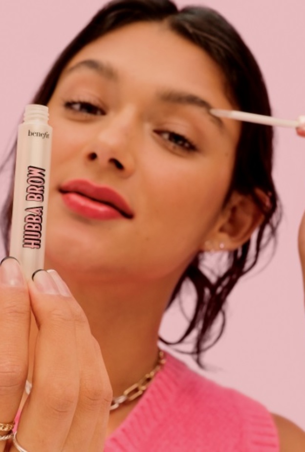 قدّمي أفضل عناية لحاجبيك مع زيت وسيروم الحواجب الجديدين من Benefit