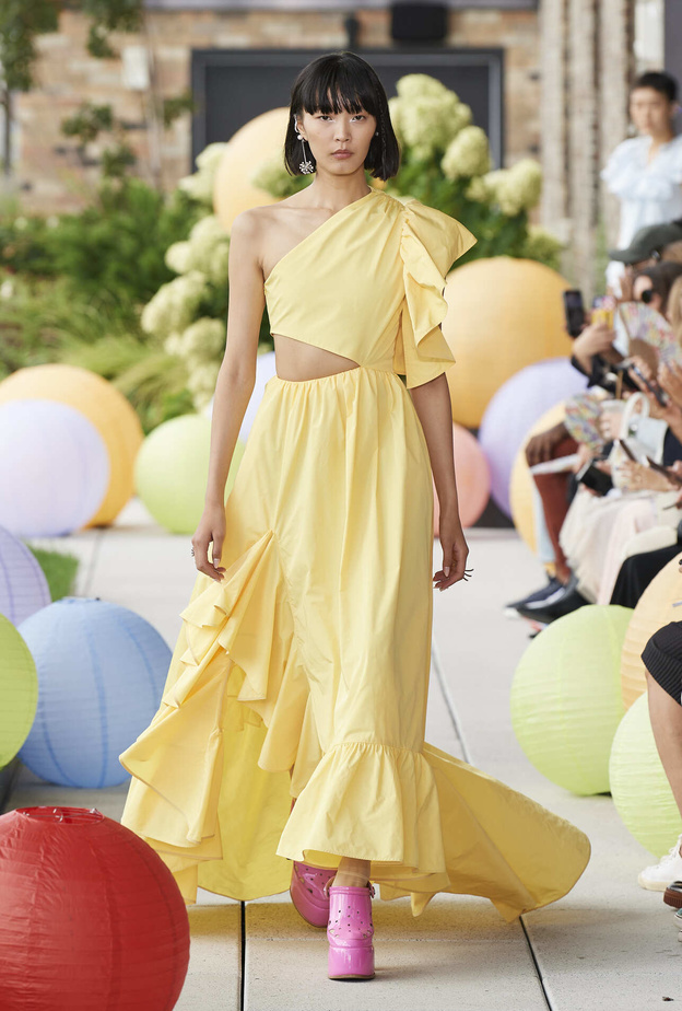 موضة الفساتين المفرغة على الخصر في إطلالاتك المقبلة