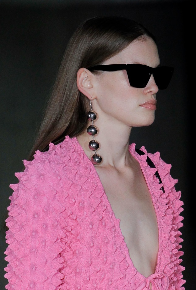 اكسسوارات ضرورية لتتألقي بإطلالة باربي الوردية