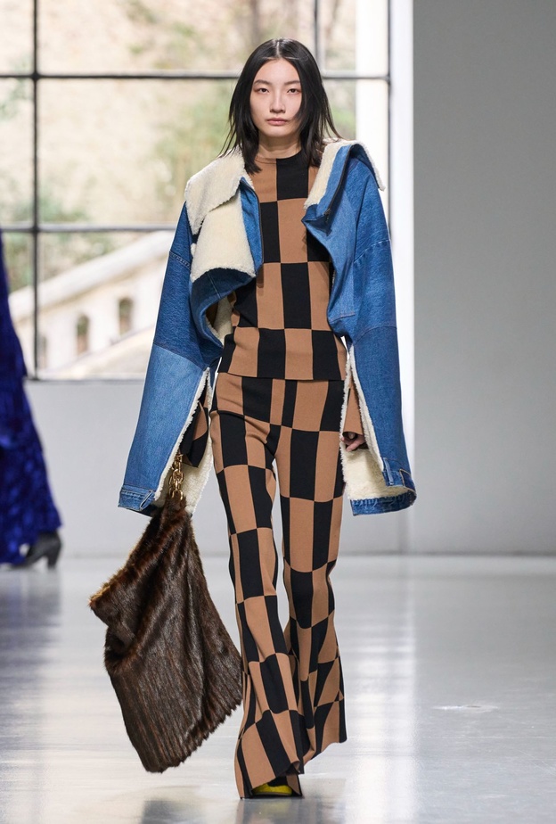 موديلات جاكيتات الدنيم صيحة واكبيها في إطلالات خريف وشتاء 2023