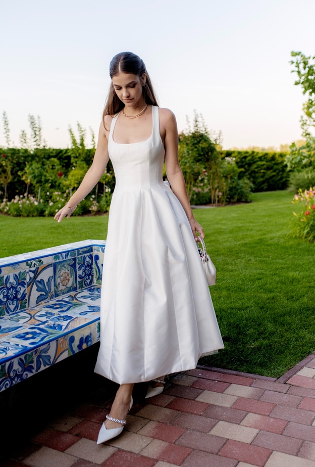 Jimmy Choo تبتكر تصاميم زفاف مُخصّصة لـ"باربرا بالفين" Barbara Palvin