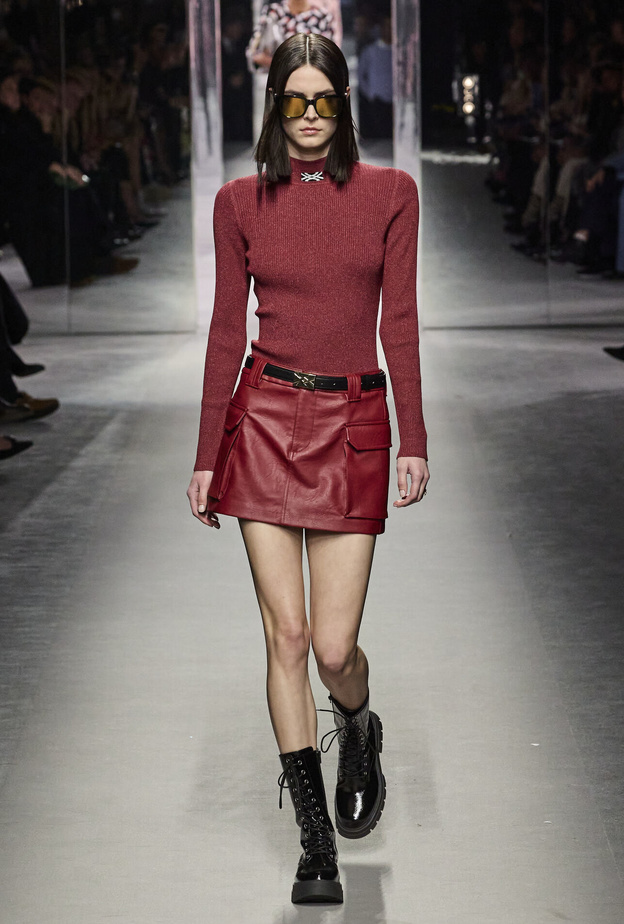 موضة التنانير الجلدية القصيرة سحر لا يقاوم