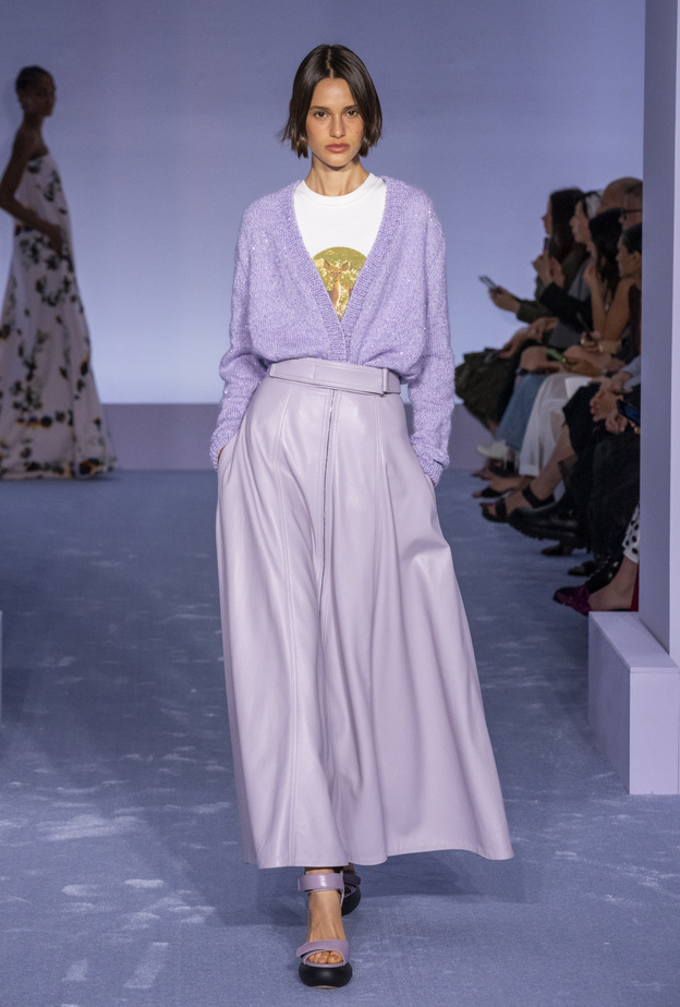 تصاميم كلاسيكية باللون الأرجواني تسيطر على إطلالاتك اليومية