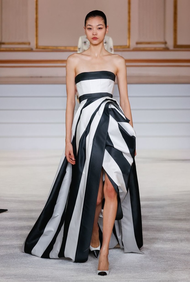 الثنائى الكلاسيكى.. أفكار متنوعة لتنسيق إطلالات مميزة بالأبيض والأسود في خريف وشتاء 2023