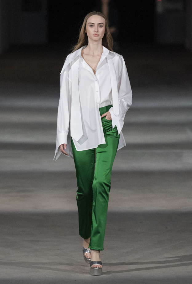 لاطلالات العمل المتجددة أجمل صيحات السراويل الملونة