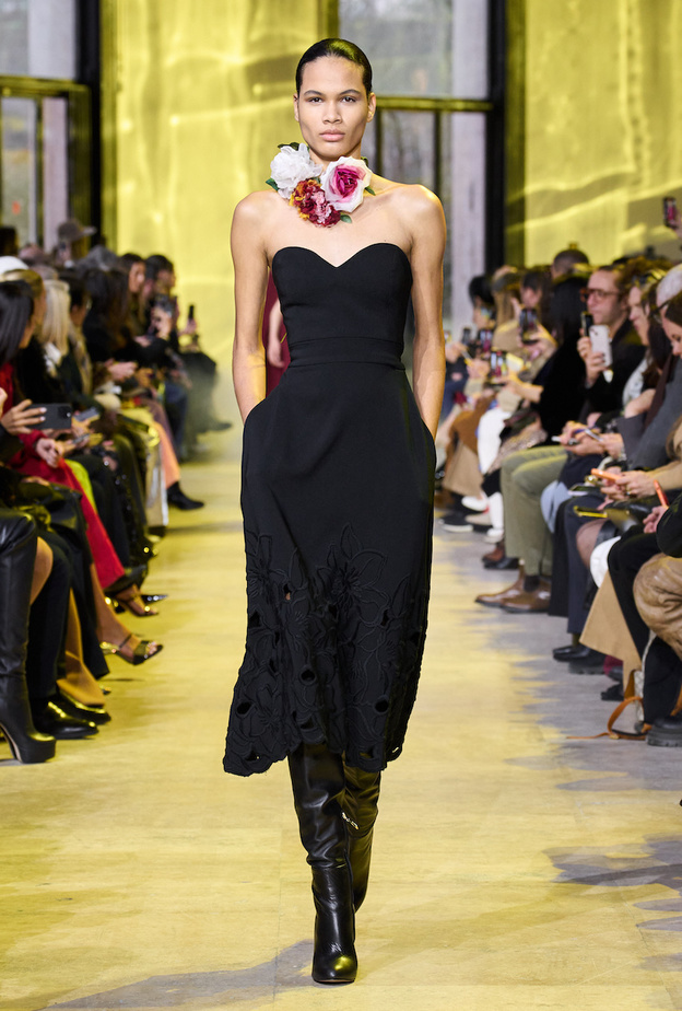 تصوّرات إبداعية مختلفة لرمز الوردة يبتكرها مصممو الأزياء في مجموعات خريف 2023