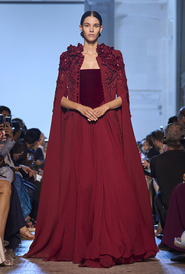 بمناسبة يوم المرأة الإماراتية فساتين طويلة ومحتشمة