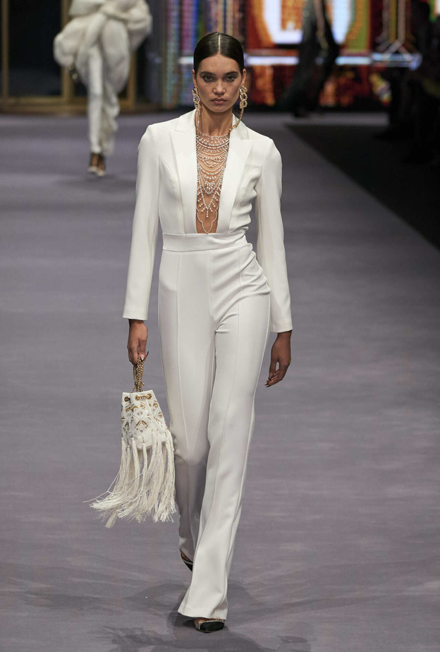 الجمبسوت الأبيض مفهوم جديد للأناقة الكاجوال