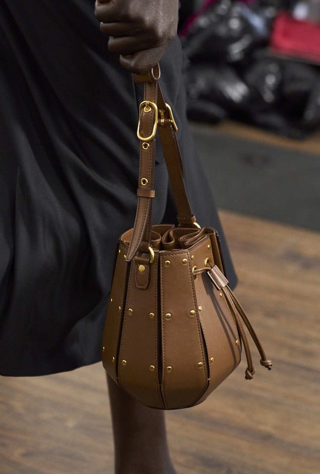 الحقائب البنية المتجددة أكسسوارات أساسية في الخريف.. لا تفوّتي هذه الصيحة