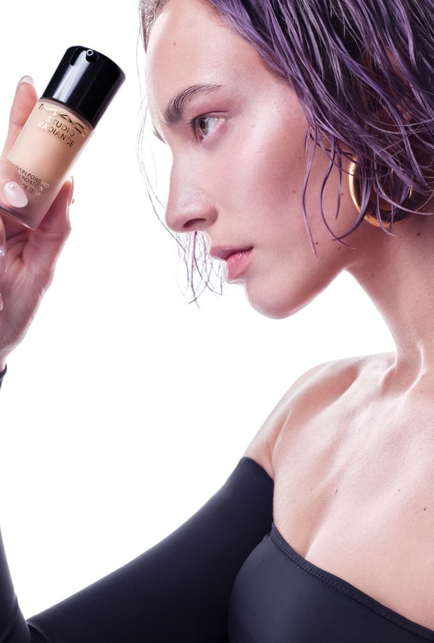 احصلي على بشرة متألقة ومشرقة مع فاونديشن STUDIO RADIANCE SERUM-POWERED™  الجديد من ماك