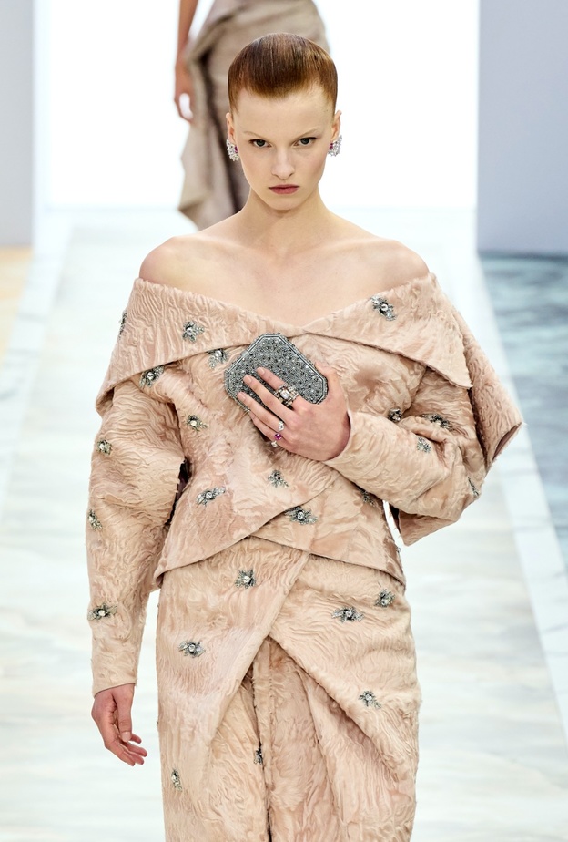 عودة الكلاتش في موسم خريف 2023 وهذا كل ما عليك معرفته عن هذه الحقيبة الأنيقة 