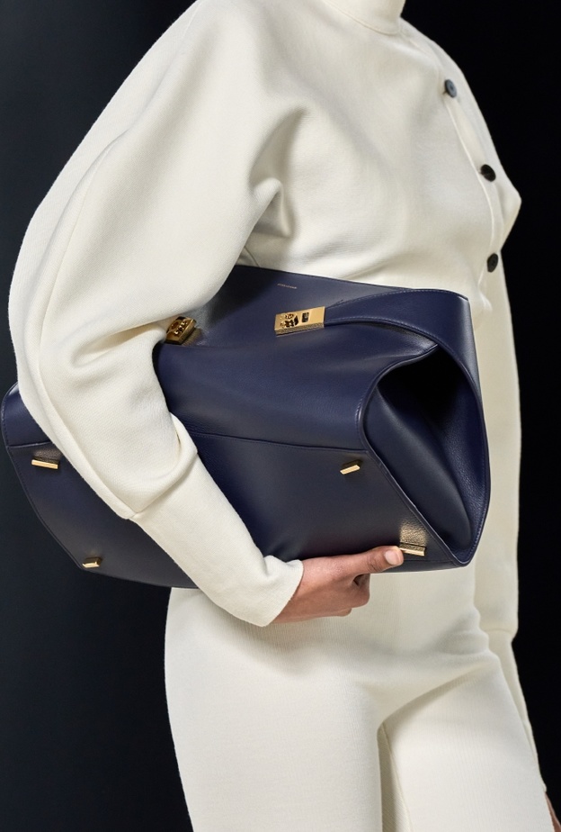 حقيبة The Hug موسم خريف وشتاء 2023