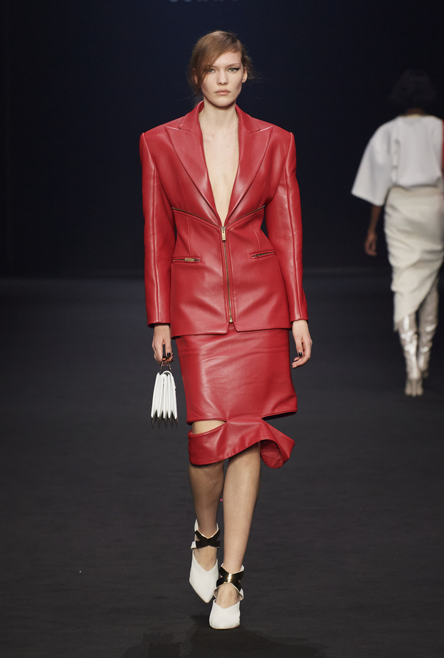 التنورة الحمراء عنوان أناقتك في ساعات العمل